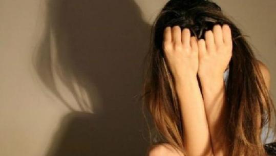 Shijak/ Abuzoi seksualisht me 18-vjeçaren në banesën e braktisur, pranga autorit! I sekuestrohet një armë gjahu dhe një shkop gome Policie