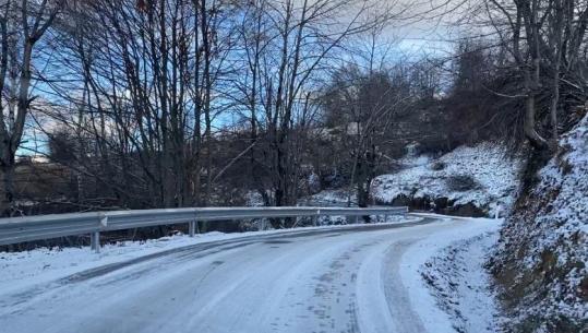 Moti i keq shkakton rënie gurësh në disa segmente rrugore në qarkun e Kukësit! Zonat e thella malore nën pushtetin e dëborës