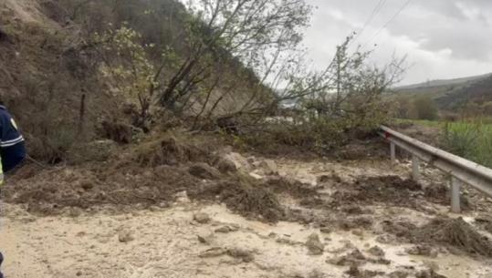 Vlorë/ Rrëshqitja e dherave bllokon aksin Peshkëpi-Vllahinë-Poçem, pengohet qarkullimi i automjeteve