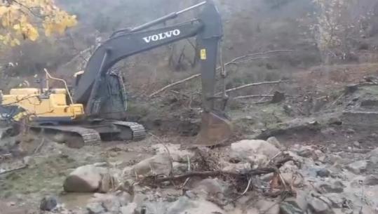 Maliq/ Nis zhbllokimi i rrugës Lozhan-Mesmal, prej 5 ditësh 4 fshatra të bllokuar nga rrëshqitja e gurëve