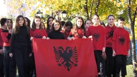 Festat e 28 dhe 29 Nëntorit/ Nxënësit e shkollës ‘Ndre Mjeda’ në Shkodër, kartolinë urimi (VIDEO)