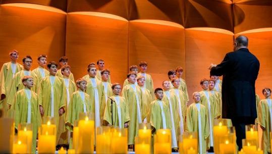 Kori i fëmijëve nga Çekia performojnë shqip në Teatrin Kombëtar të Operës dhe Baletit