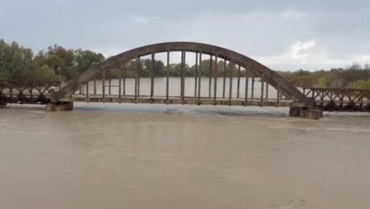 Moti i keq/ Rritet sërish niveli i lumit Vjosa, del nga shtrati pranë Urës së Mifolit në Vlorë