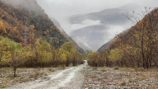 Moti i keq/ Vijon rënia e inerteve në disa akse rrugore në Tropojë! Disa zona në qarkun e Kukësit probleme me energjinë elektrike