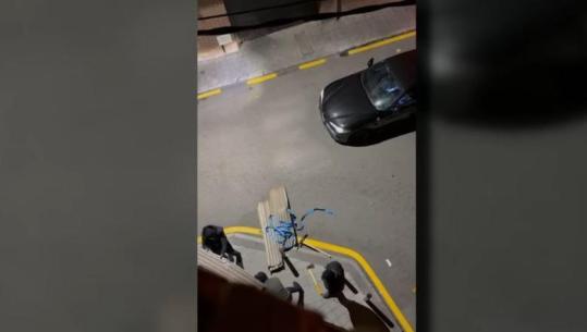 ‘Bjeri ore Ermal bjeri...’, shqiptarët filmohen duke grabitur argjendarinë në Madrid, banorët i godasin me gurë (VIDEO)