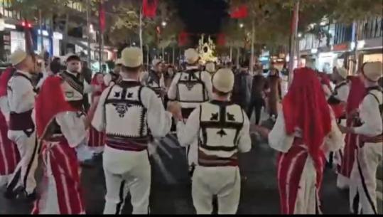 Vlora në atmosferën e festave të nëntorit, valltarë nga treva të ndryshme mbushin bulevardin e qytetit (VIDEO)