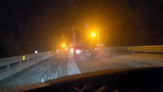 Dimri ‘troket’ në Kukës e Bulqizë, bora sjell problemet e para! Rrugët me ngrica, banorët në Shishtavec pa energji