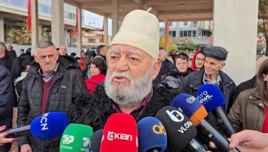 ‘Shqipëri moj shkëmb e gurë’, qytetari si Ismail Qemali përshëndet shqiptarët me polifoni (VIDEO)