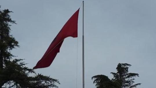 Fier/ Kremtohet 113-vjetori i Pavarësisë, zhvillohet ceremonia e ngritjes së Flamurit  