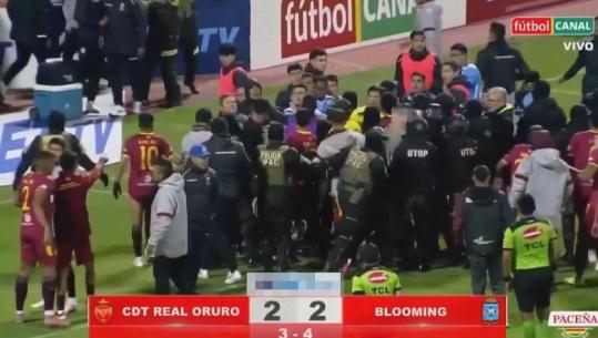 VIDEO/ Përleshje masive dhe 17 kartona të kuq, fusha e futbollit në Bolivi kthehet në arenë boksi! Policia përdor gaz lotsjellës