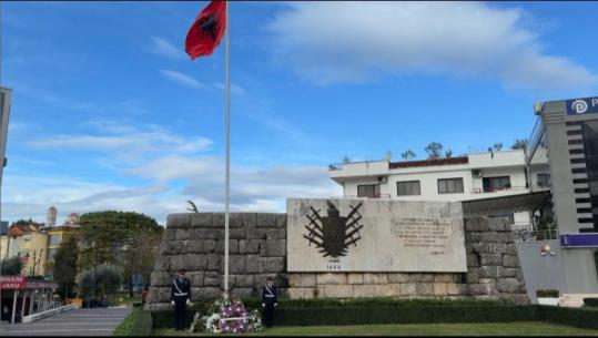 Lezhë/ 113-vjetori i Pavarësisë, ngrihet flamuri dhe vendosen kurora me lule pranë obeliskut të ‘Besëlidhjes’