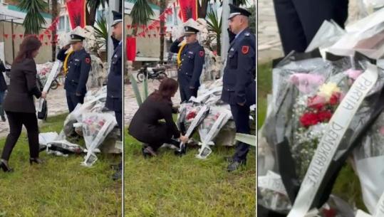  Mbahet në Sarandë ceremonia për 113-vjetorin e pavarësisë, mungojnë përfaqësuesit e PD! Kurora me lulet vendoset nga ish-kryetarja e degës (VIDEO)