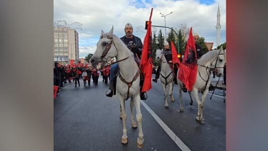 VIDEO/ Parada e pavarësisë në Shkodër, atmosferë kuq e zi me kuaj dhe këngë