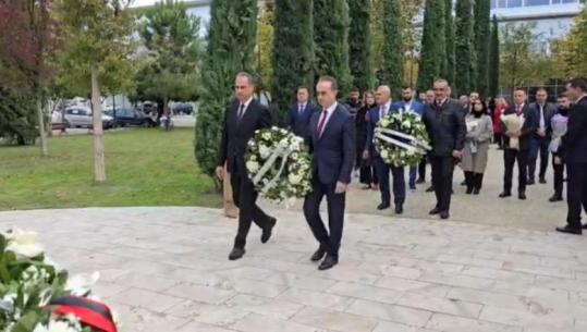 Opozita kremton e vetme festën e Flamurit në Vlorë, Berisha e Meta urojnë nga rrjetet sociale