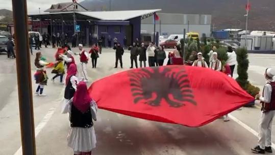 Festë në doganën e Morinës, të rinj nga Kosova e Shqipëria ia marrin valles në kufirin e përbashkët