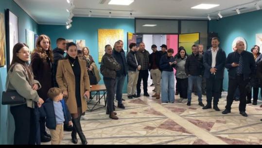 Njëzetë artistë lezhjanë ekspozitë të përbashkët, prezantohen përmes 33 punimeve të realizuara me teknika të ndryshme