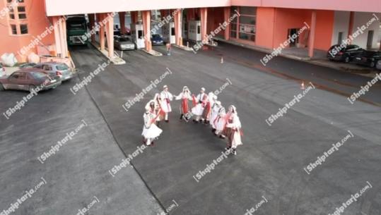 Dita e Flamurit/ Dogana Qafë Thanë, udhëtarët priten me veshje dhe valle popullore nga grupi i valleve të Pogradecit