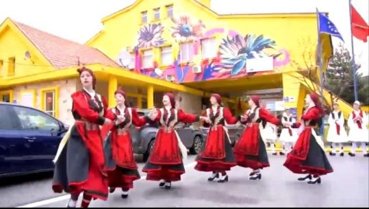 Dita e Flamurit/ Grupi i valltarëve të 'Qendrës Kulturore Devoll' kërcejnë valle popullore në pikën kufitare të Kapshticës