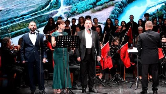 Fieri feston 113-vjetorin e Pavarësisë, koncerti festiv 'Bashkë për ty atdhe' bën bashkë 80 artistë