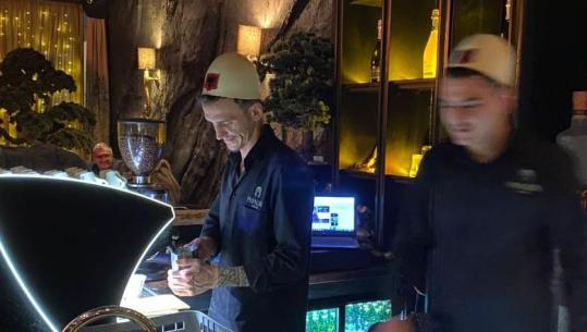 FOTOLAJM/ Dita e Flamurit në Prizren, kamerierët shërbejnë me plis në kokë 