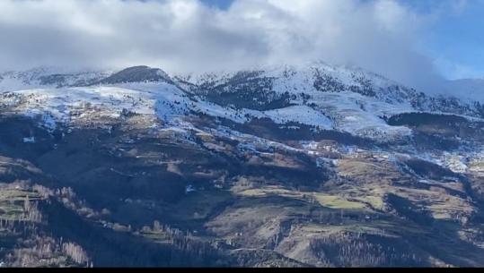 Dëbora zbardh disa fshatra në Bulqizë, prezencë akulli në aksin që lidh qytetin me Urën e Çerenecit! Terminali i autobusëve prej 2 javësh në ujë