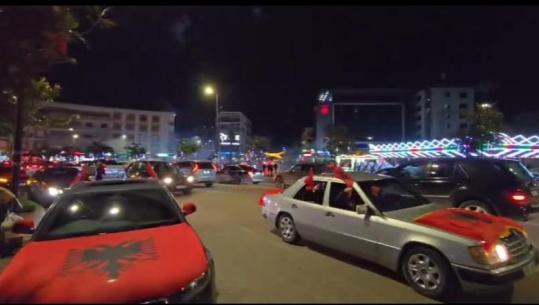 Dita e Pavarësisë në Fier! Qytetarët me flamuj kuq e zi paradë në qendër të qytetit (VIDEO)