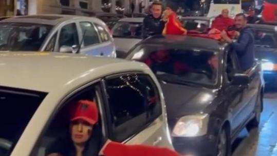 Shqiptarët festuan Ditën e Pavarësisë në sheshin 'Syntagma' në Greqi me simbole kombëtare 