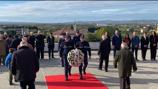 81-vjetori i Çlirimit/ Mbahen homazhet pranë Varrezave të Dëshmorëve në Lushnje, të pranishmit japin mesazhe përkujtimore