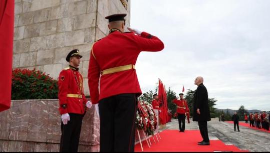 Sot 81-vjetori i Çlirimit, krerët e shtetit homazhe te Varrezat e Dëshmorëve! Opozita përçahet, PD s'e njeh 29 Nëntorin, PL nderon (VIDEO)