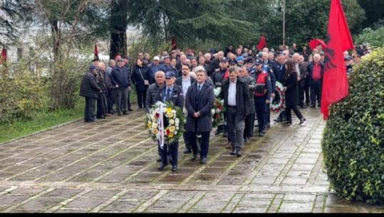 Gjirokastra nderime për 81-vjetorin e Çlirimit, homazhe dhe kurora me lule në varrezat e Dëshmorëve (VIDEO)