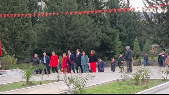 81-vjetori i Çlirimit të Atdheut përkujtohet edhe në Elbasan, ceremoni solemne në varrezat e Dëshmorëve (VIDEO)