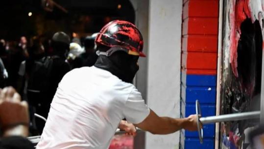 Serbi/ Pranimi i dhunës bllokon demokratizimin