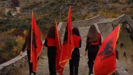 Festat e Nëntorit, nxënësit e shkollës ‘Ismet Çela’ në Dragoç kartolinë festive nga Ura e Mesit (VIDEO)