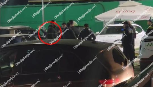 E motra qan dhe ulëret, të afërmit e biznesmenit të ekzekutuar në Elbasan mbërrijnë në vendngjarje (VIDEO)