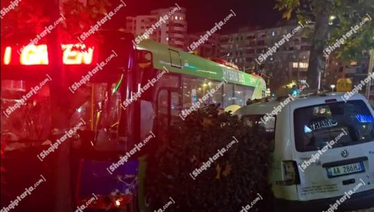 Tiranë/ Autobusi merr përpara makinën e parkuar dhe përplaset me pemën, devijoi për të mos shtypur çiklisten (VIDEO)