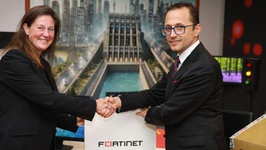 Ambasada Amerikane në Tiranë: SHBA dhuroi pajisje sigurie për të forcuar rrjetet kibernetike shqiptare