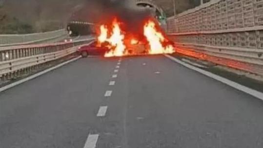 Grabitje spektakolare në Itali/ Grupi kriminal sulmon automjetin e blinduar brenda tunelit, vjedhin 2 milionë euro! Dogjën dy mjete për të bllokuar trafikun (VIDEO)