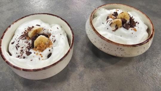 Embëlsirë me krem vanilje, banane dhe çokollatë nga zonja Albana