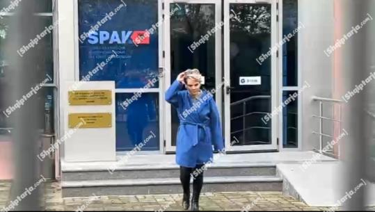 Monika Kryemadhi paraqitet në SPAK, përshëndet gazetarët: Po nuk u pamë, vitin tjetër (VIDEO)