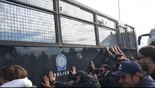 Greqi/ Fermerët tentojnë të përmbysin furgonin e policisë, përleshje të dhunshme me efektivët (VIDEO)