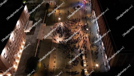 Pamje me dron/ Java e 3-të e protestave të Partisë Demokratike, vetëm militantët nuk e braktisin Berishën