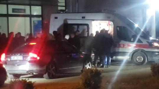 Aksident në aksin Mbreshtan–Pashalli, kamionçina del nga rruga dhe përfundon në përrua, plagosen 4 persona