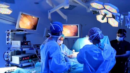 Tiranë/ Kirurgët e spitalit ‘Shefqet Ndroqi’, realizojnë me sukses operacionin për heqjen e një formacioni cistik