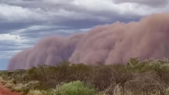 VIDEOLAJM/ Australi, stuhia gjigande e rërës 'pushton' shkretëtirën e Tanamit! Pamjet spektakolare 