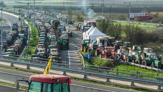 Greqia e ‘paralizuar’, fermerët vijojnë të bllokojnë rrugët kombëtare! Aksi Kakavijë-Janinë i pakalueshëm deri në 20:00 