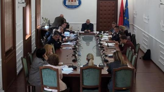 Pr.ligji për konfliktin e interesit: Jo zyrtarë biznesmenë, s’mund të kenë punë të dytë! Deputetët kritika: Konflikte me parime që i ka rregulluar Gjykata Kushtetuese