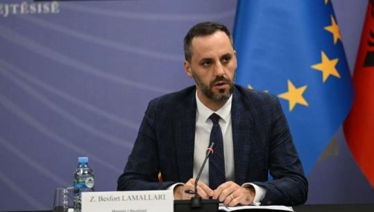 Balluku në Kushtetuese/ Lamallari ndan fjalët e magjistratit italian: Mbrojtja e parimeve kushtetuese, detyrë e përditshme e çdo demokracie