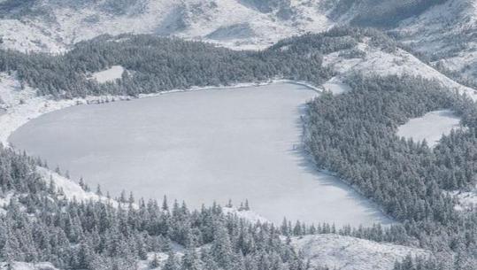 FOTOLAJM/ Nën petkun e dëborës, kartolina përrallore nga Lura