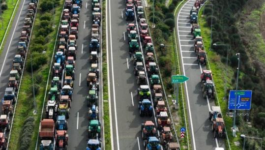 Greqia e ‘paralizuar’, fermerët vijojnë të bllokojnë rrugët kombëtare! Aksi Kakavijë-Janinë i pakalueshëm duke filluar nga ora 19:00