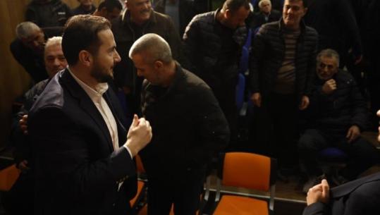 FOTOT/ PD e Durrësit nuk i bindet Berishës, salla mbushet plot për foltoren e Ervin Salianjit 